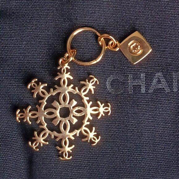 NEW - CHANEL Snowflake Charm with CC Logo charm - Picture 2 of 7